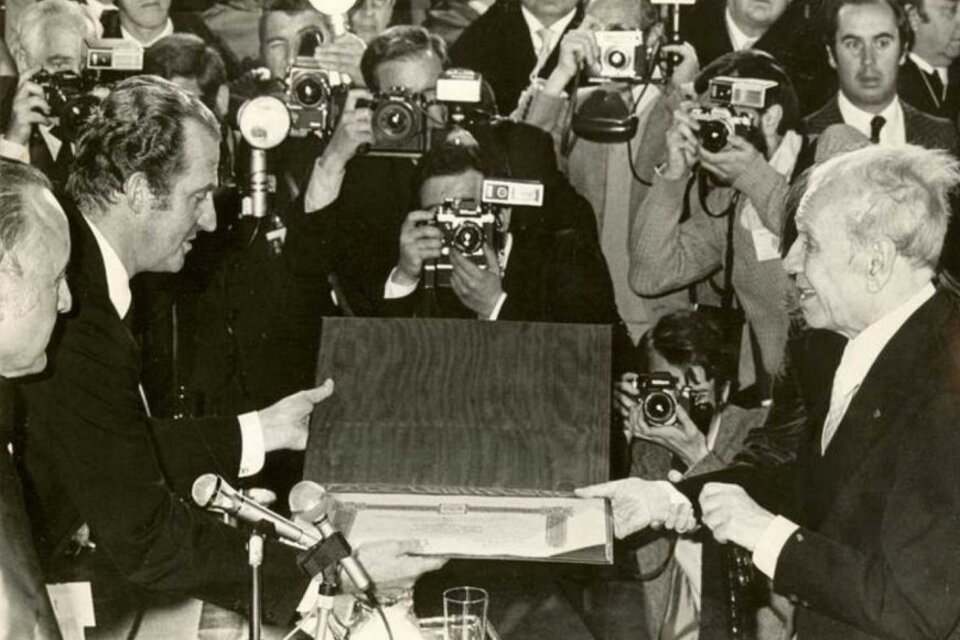En 1980 Jorge Luis Borges obtiene el Premio Cervantes. Por primera y única vez, es un galardón compartido. El autor de El Aleph es premiado a la par del escritor español Gerardo Diego.