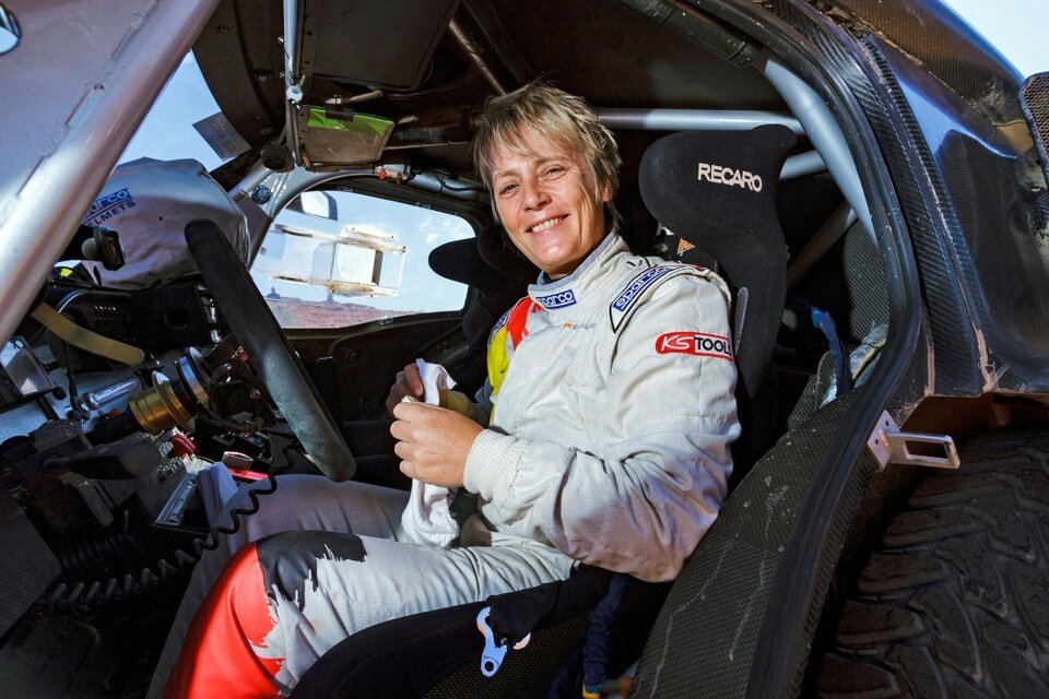 Kleinschmidt sonríe arriba de una auto de rally.  (Fuente: AFP)