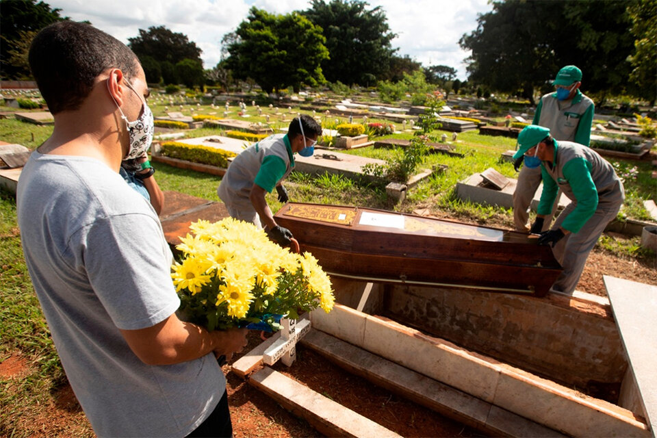 Empleados preparan a víctimas de covid-19 para ser enterrados, en el cementerio de Campo da Esperança, en Brasilia (Brasil).  (Fuente: EFE)