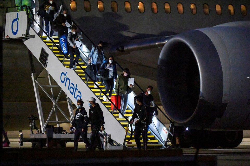 Los pasajeros del vuelo de Los Ángeles llega a Australia.  (Fuente: AFP)