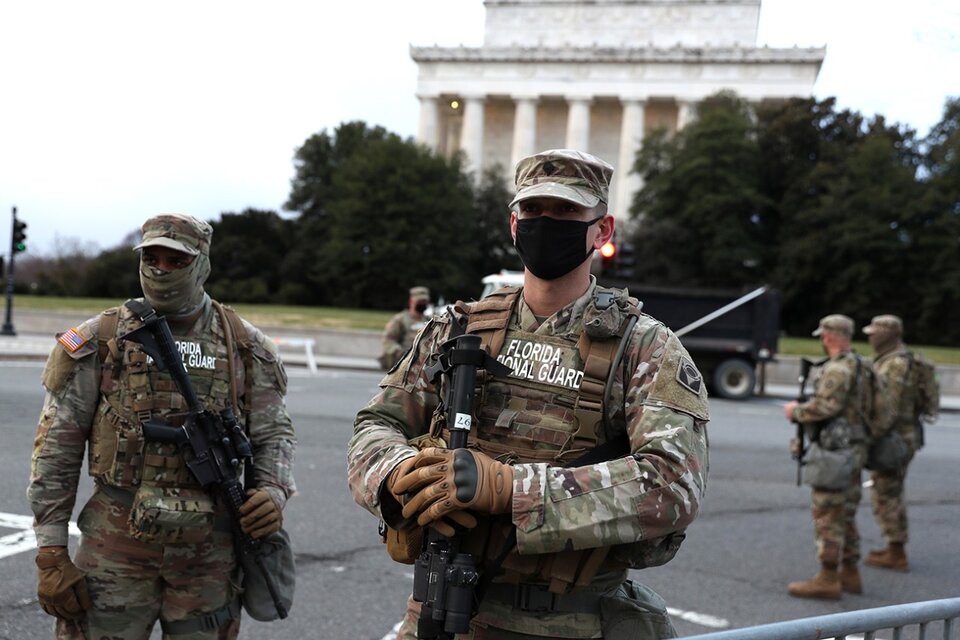 Para el miércoles, cuando asume Biden, puede haber 25.000 tropas desplegadas en la capital. (Fuente: AFP)