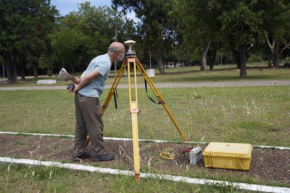 Materialización del Marco de Referencia POSGAR07 Punto EAAF y instalación del receptor GNSS. 12 de
Enero de 2021. Foto gentileza EAAF.