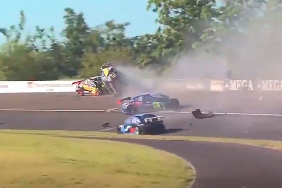 El momento del impacto de los autos contra el paredón del curvón de Paraná. (Fuente: Captura de TV)