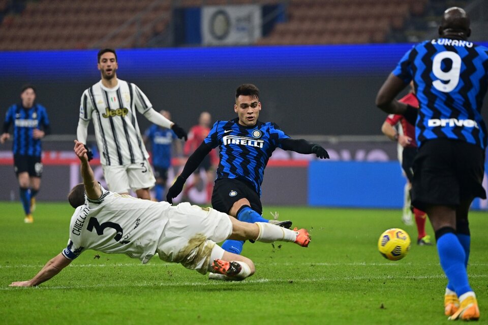 Lautaro remata ante la marca de Chiellini. Inter venció al nonacampeón de Italia. (Fuente: AFP)