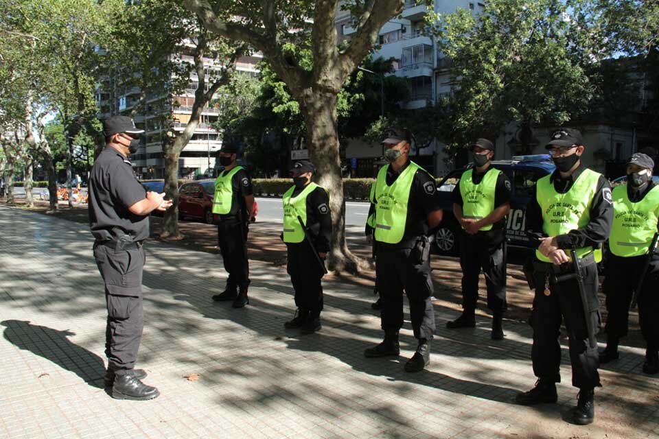 Uno de los grupos policiales con presencia en vía pública. (Fuente: Prensa de Gobernación)