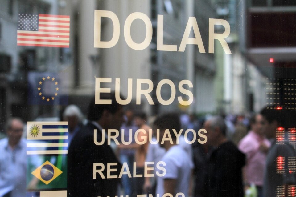 El dólar blue cerró a 159 pesos y bajó 36 pesos desde su pico de fines de octubre. (Fuente: Bernardino Avila)