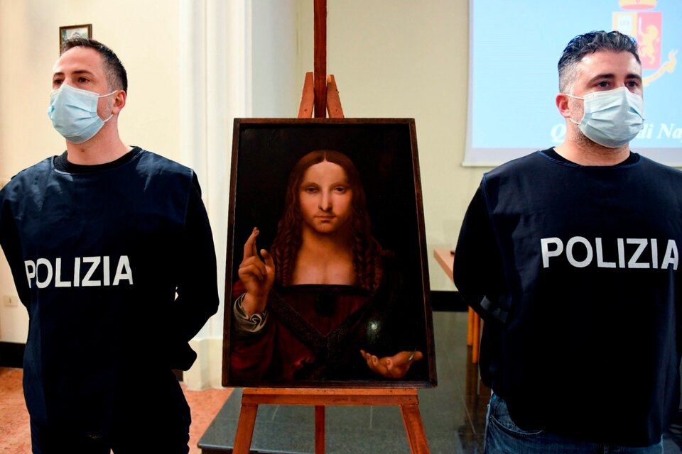 Oficiales de la policía italiana junto a la pintura recuperada.  (Fuente: EFE)