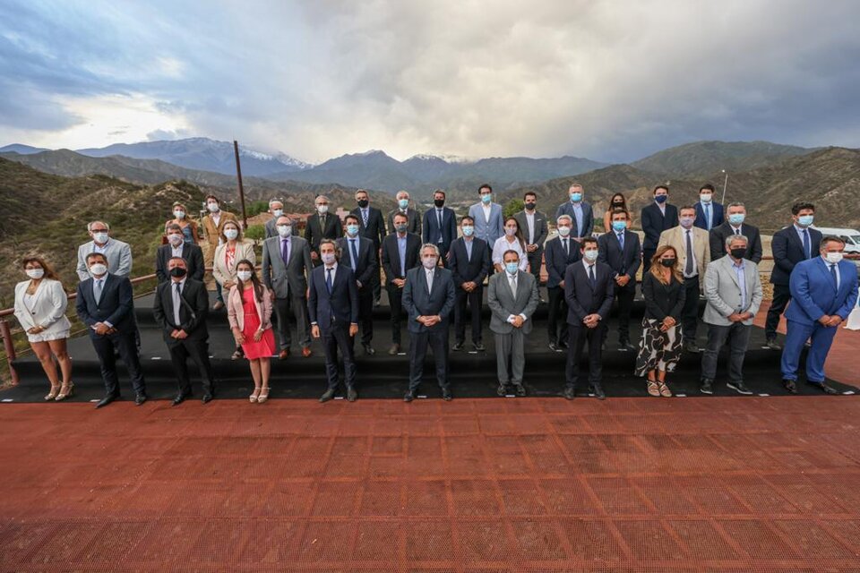 El Presidente junto a funcionarios nacionales y provinciales en Chilecito.