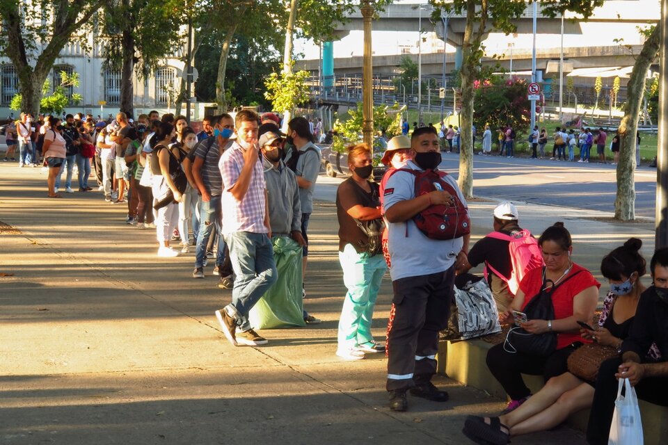 Gran cantidad de pasajeros esperan colectivos en la estación Constitución ante la interrupción del servicio que afectó a la línea Roca de trenes. (Fuente: NA)