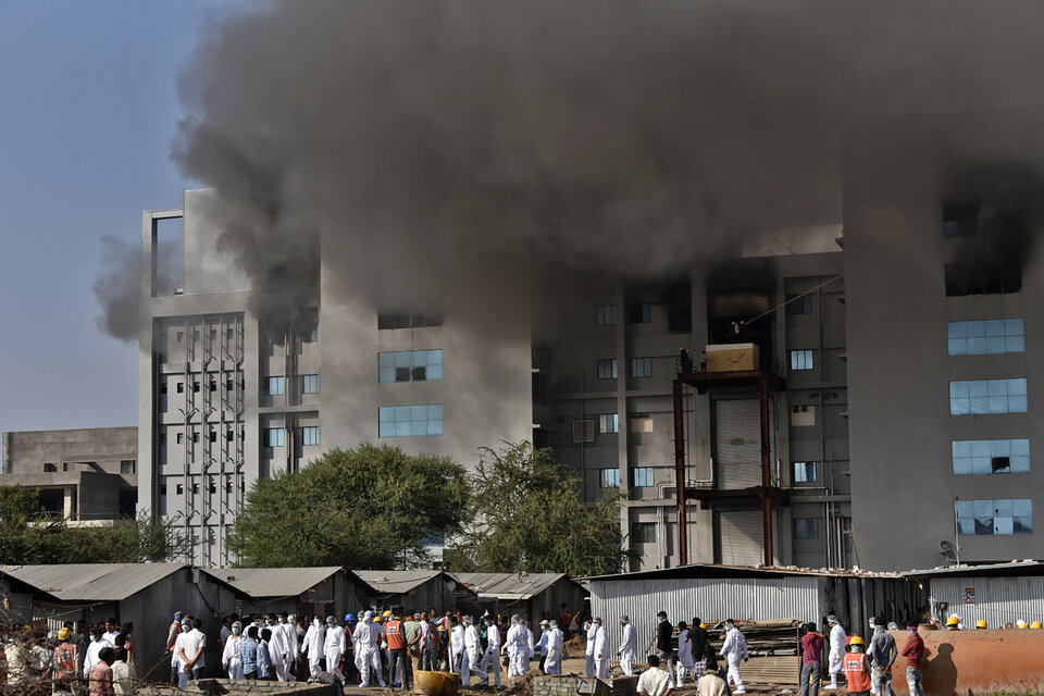 Incendio en el Serum Institute of India, donde se produce la vacuna de AstraZeneca contra el coronavirus, generó preocupación. (Fuente: AFP)