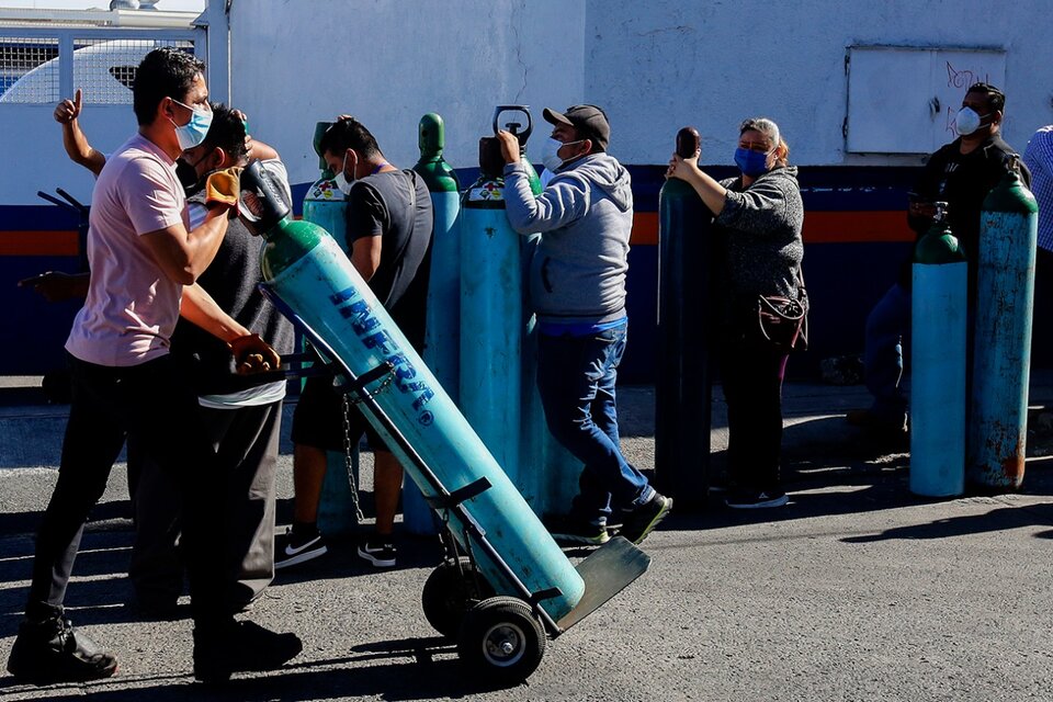 Fila para recargar tubo de oxígeno en Guadalajara. (Fuente: EFE)