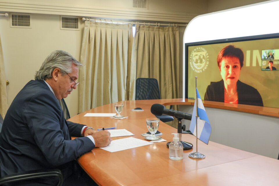 El Presidente, durante su charla del jueves pasado con la titular del FMI, Kristalina Georgieva.