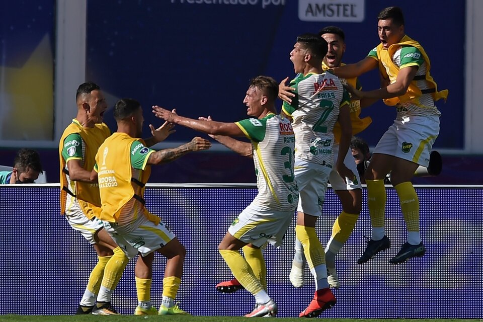 Todo Defensa celebra el gol de Frías. (Fuente: AFP)