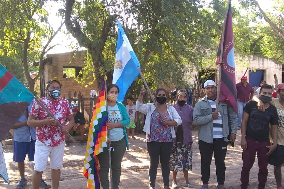 Claudia Soria, con la bandera de los Pueblos Originarios 