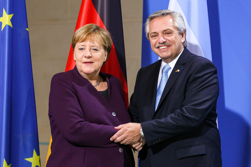 El presidente Alberto Fernández y la canciller alemana Angela Merkel dialogarán este lunes al mediodía vía zoom.