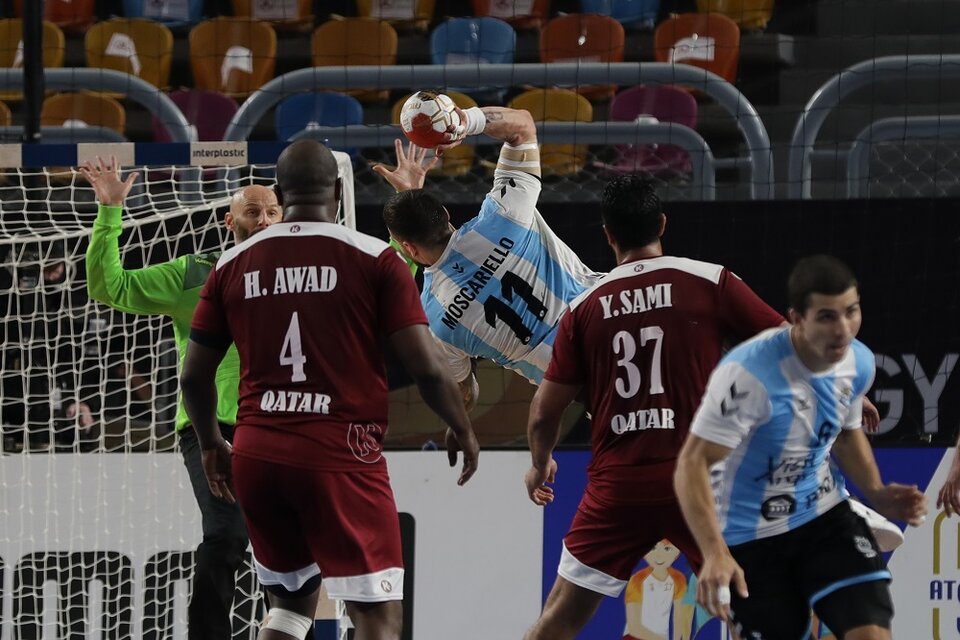 Lucas Moscariello convierte un nuevo gol desde la posición del pivot. (Fuente: Twitter CAHandball)
