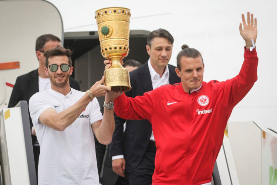 Abraham, de blanco, con la Copa de Alemania 2018. (Fuente: AFP)