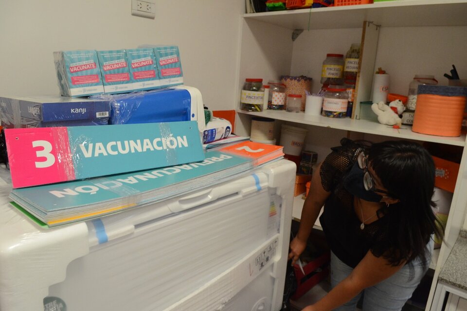 La provincia de Buenos Aires comenzó a equipar 350 escuelas y 60 sedes de la obra social IOMA para iniciar, en febrero, la vacunación contra la covid-19. 