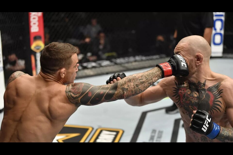 Poirier le arruga la cara a McGregor en una pasaje de la pelea.