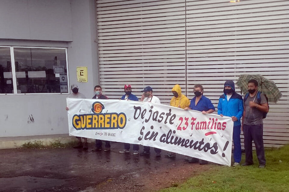 Los trabajadores despedidos se manifestaron frente a la fábrica