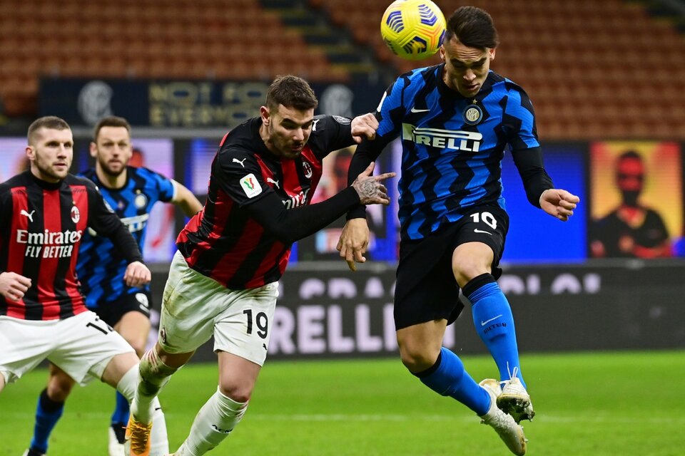 Lautaro disputa la pelota con Hernández. Inter superó al Milan. (Fuente: AFP)