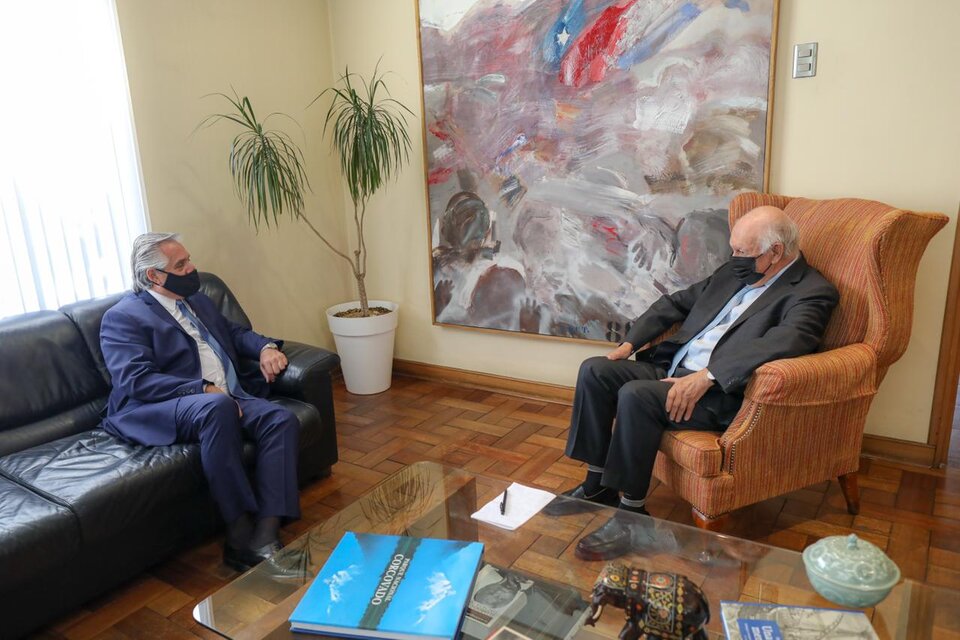 El presidente Alberto Fernández mantuvo esta mañana una reunión de trabajo con el ex mandatario chileno, Ricardo Lagos, en la sede de la Fundación Democracia y Desarrollo en Santiago de Chile.