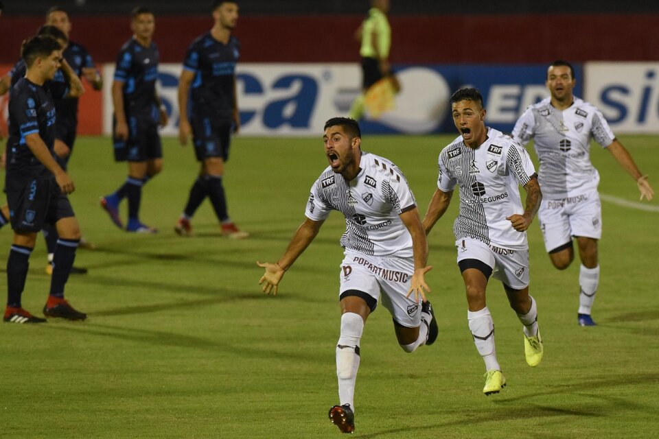 Luciano Recalde grita el primer gol de Platense, apenas iniciado el encuentro. (Fuente: Télam)