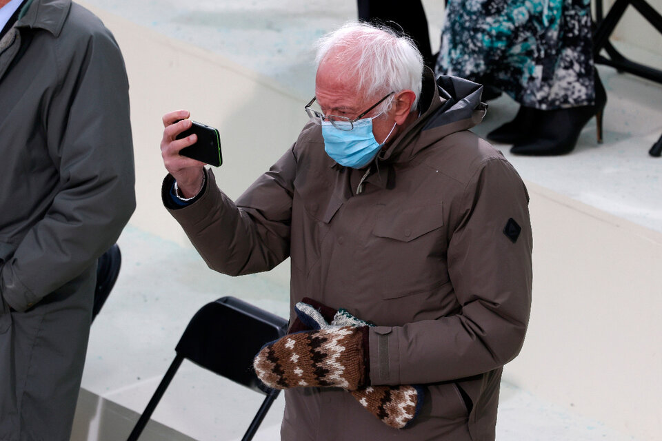 Naomi Klein sobre el meme viral de Bernie Sanders: los cinco significados de los guantes más famosos