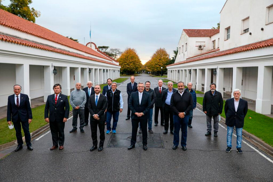 Uno de los últimos encuentros del Presidente con la CGT y los ceos, en la Quinta de Olivos.  (Fuente: Télam)