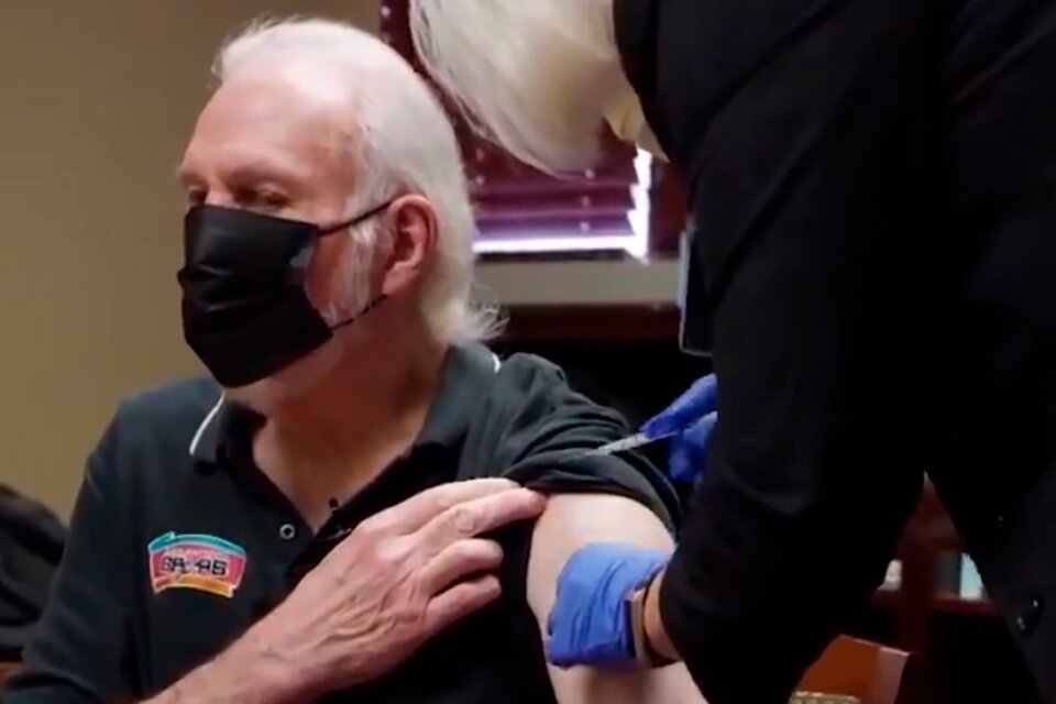 Gregg Popovich se vacunó e instó a la gente que siga su ejemplo.  (Fuente: Captura de vídeo )