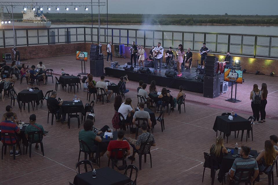 El anfiteatro, con protocolo y La Esencia de la Cumbia y Ayelén Becker en el escenario.