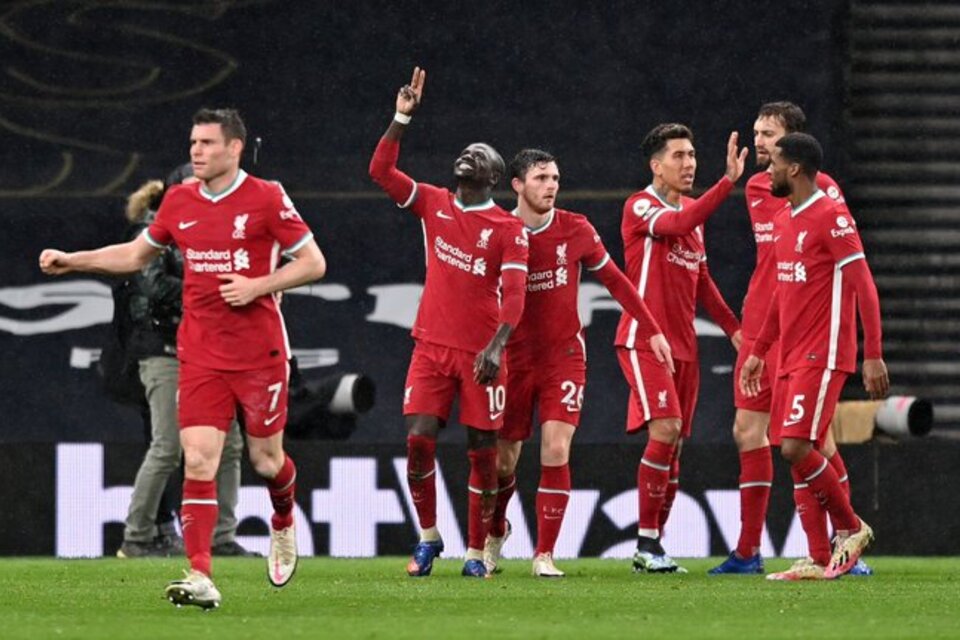 Mané señala el cielo tras convertir el tercero de Liverpool. (Fuente: Twitter)