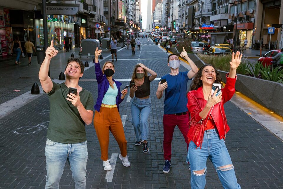 Los participantes se dan cita los sábados en la puerta del Teatro Metropolitan.