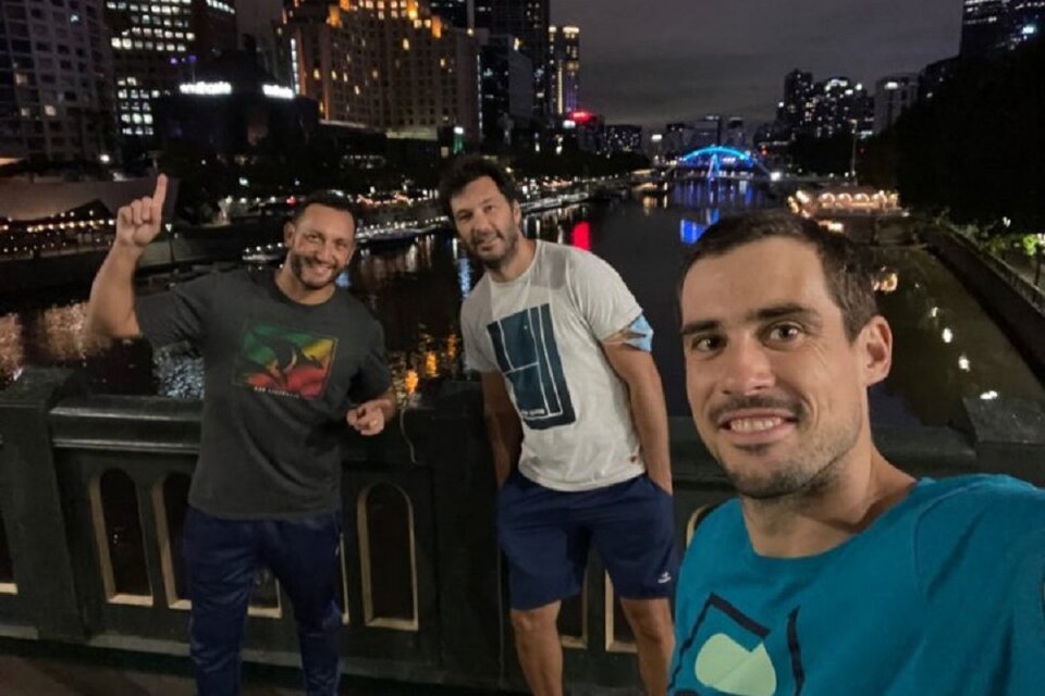 Guido Pella, junto a su entrenador José Acasuso y su PF Andrés Romañuk, en las calles de Melbourne (Fuente: Instagram Guido Pella)