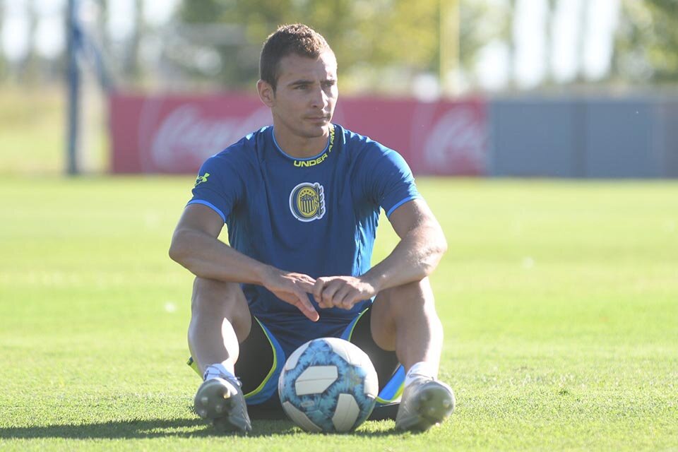 Marco Ruben ayer durante una pausa de la práctica canaya. (Fuente: Prensa CARC)