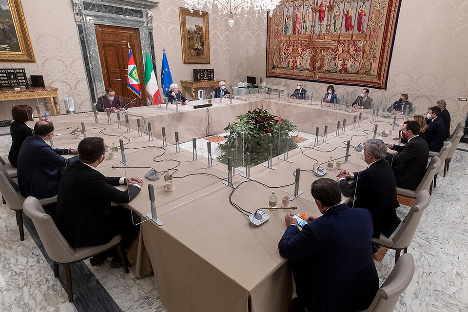 Mattarella, delante de las banderas, encabeza una reunión con los jefes de los partidos de derecha este viernes. (Fuente: AFP)