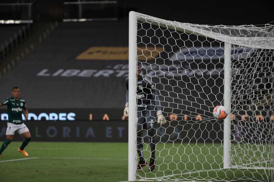 El gol de Vasconcelos, en tiempo de descuento.  (Fuente: AFP)