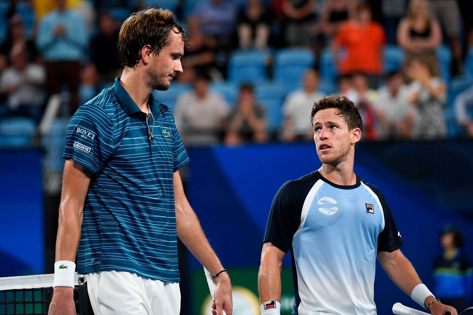 Medvedev (1,98 metro) saluda a Schwartzman (1,70) tras el partido. (Fuente: Prensa ATP)