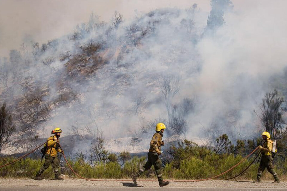 Los incendios en El Bolsón no están controlados y hay temor de que el calor empeore la situación. (Fuente: NA)