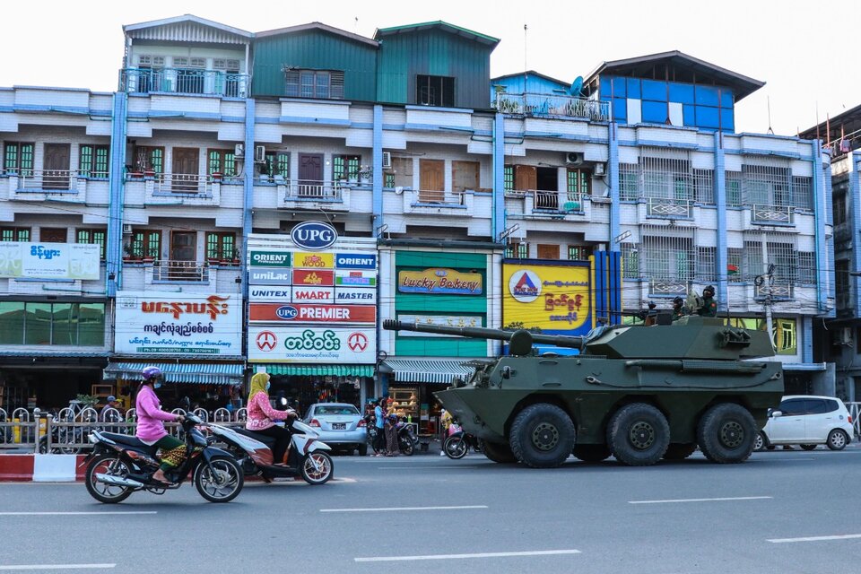 Un vehiculo armado en Myitkyina, estado de Kachin, el día después del golpe. (Fuente: AFP)