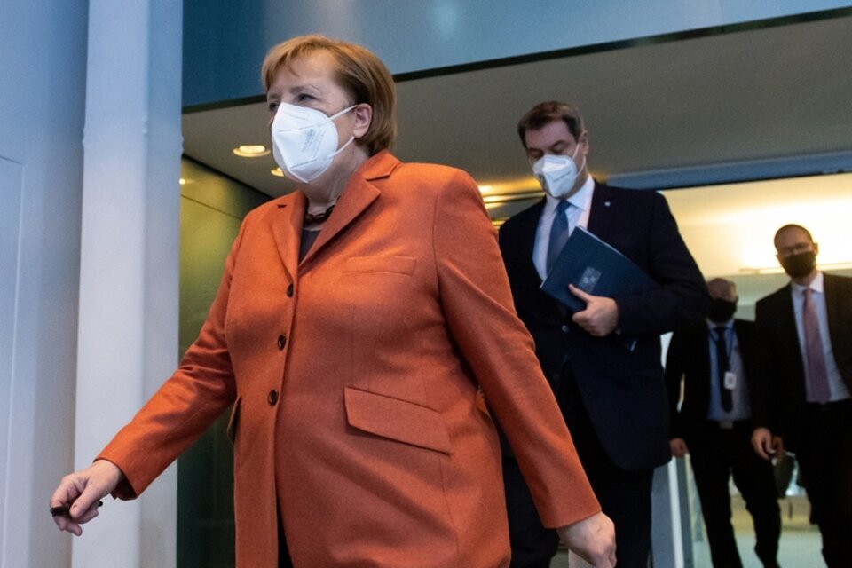 Merkel propuso que el instituto federal alemán Paul-Ehrlich, encargado de la reglamentación de medicamentos, "apoye a Rusia" ante la Agencia Europea de Medicamentos. (Fuente: AFP)