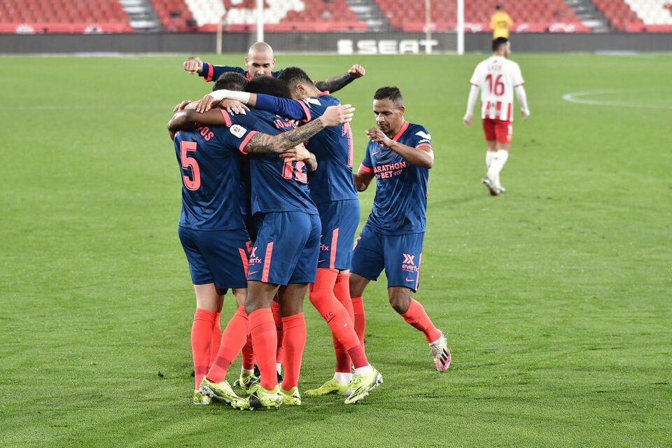 El 5 Ocampos, abrazado tras su gol por sus compañeros de Sevilla. (Fuente: Twitter)