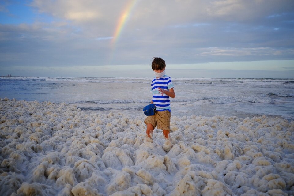 playas de Mar del Plata Las playas de Mar del Plata se tiñen de una densa espuma marina: en algunos lugares ha alcanzado hasta 50 centímetros de espesor Las playas de Mar del Plata se tiñen de una densa espuma marina: en algunos lugares ha alcanzado hasta 50 centímetros de espesor