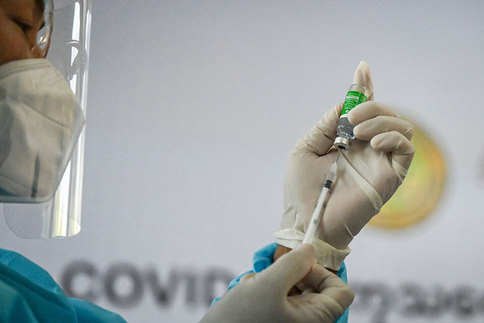 La vacuna de Oxford/AstraZeneca logra una "protección sostenida" del 76 por ciento con su primera dosis
