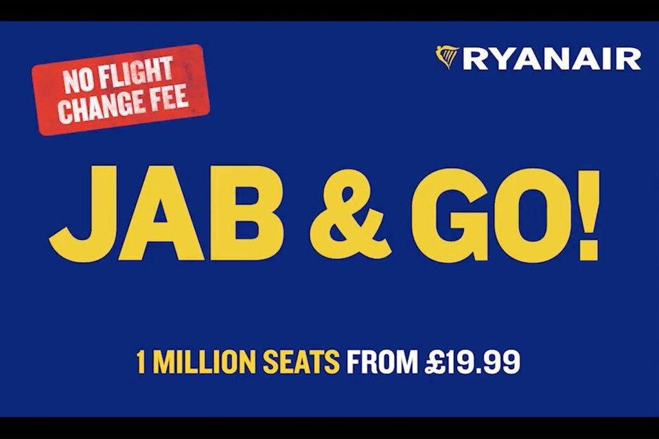 Retiran una publicidad de Ryanair que llamaba a "vacunarse y viajar"