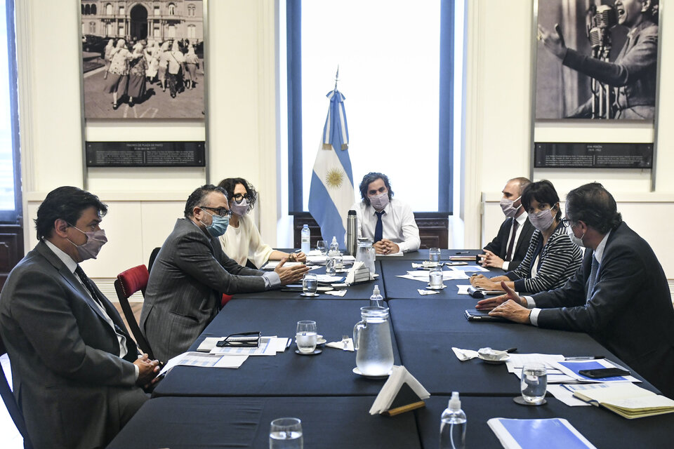 El jefe de Gabinete de Ministros de la Nación, Santiago Cafiero, encabezó hoy la reunión semanal del Gabinete Económico para analizar la recaudación tributaria, la segunda edición de las REPRO y el seguimiento de las variables claves de la economía.