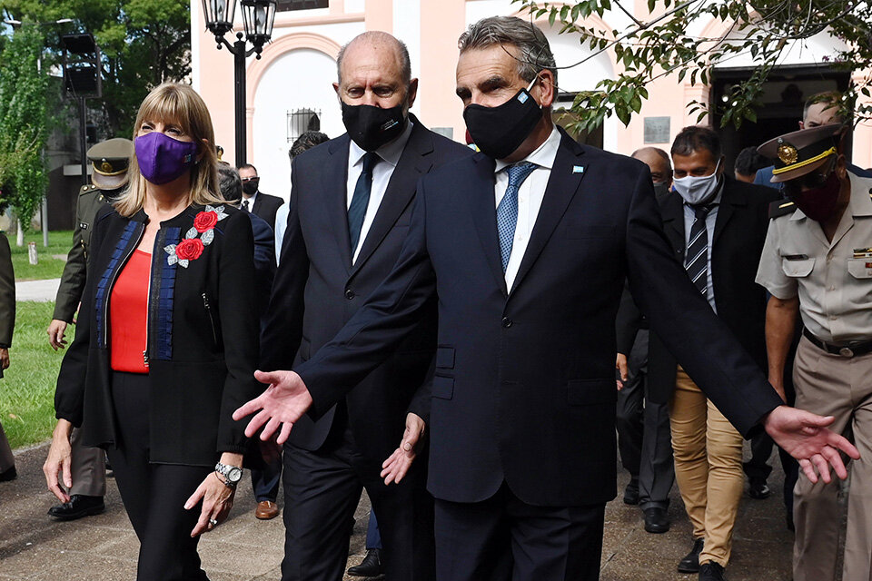 El gobernador con Rodenas y Rossi ayer en San Lorenzo. (Fuente: Sebastián Granata)