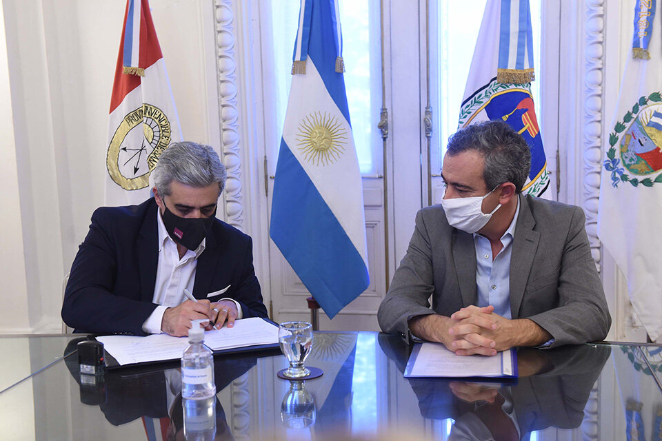 El rector Franco Bartolacci y el intendente Pablo Javkin firmaron el acuerdo ayer.