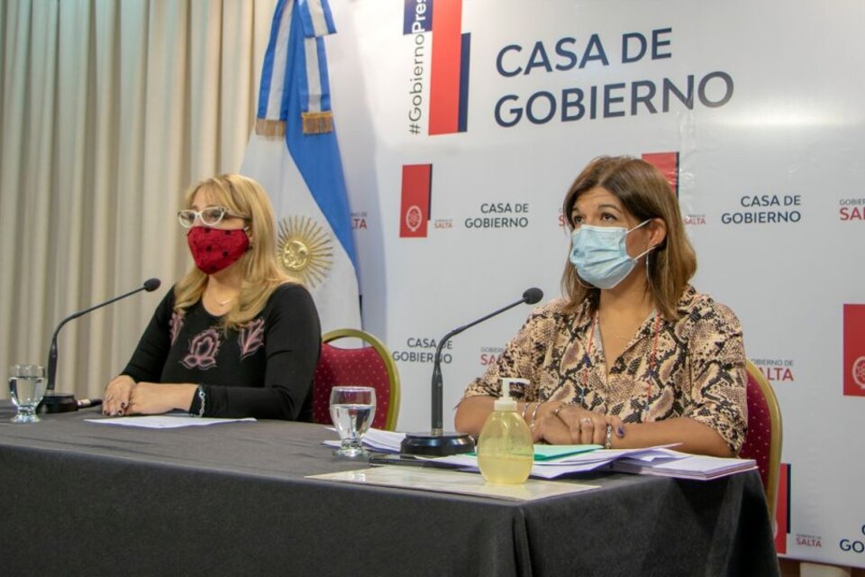 Analía Acevedo (derecha) 