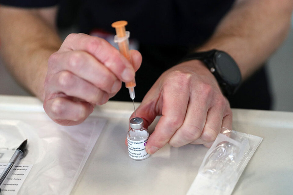 Oxford comenzó a estudiar la combinación de dos vacunas contra el coronavirus (Fuente: AFP)